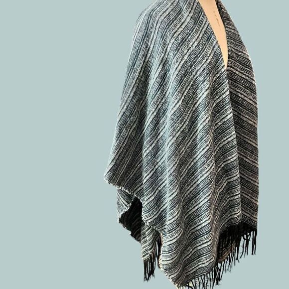 Loft Outlet Warm & Toasty Cape - Shawl / One Size Fits All - Picture 4 of 6